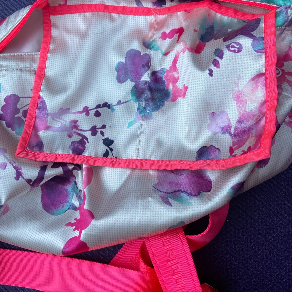 NWT Lululemon Blurred Blossom Namaste Yoga Tote - Picture 5 of 8